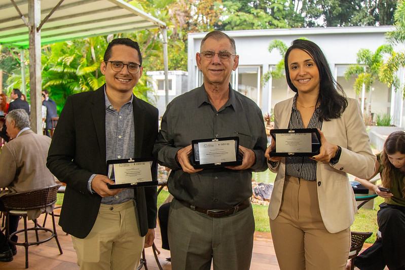 Da direita para a esquerda, Karen B. de Melo, Paulo Villalva, pai do professor Marcelo G. Villalva (in memoriam), e João Lucas de S. Silva, na cerimônia de premiação.