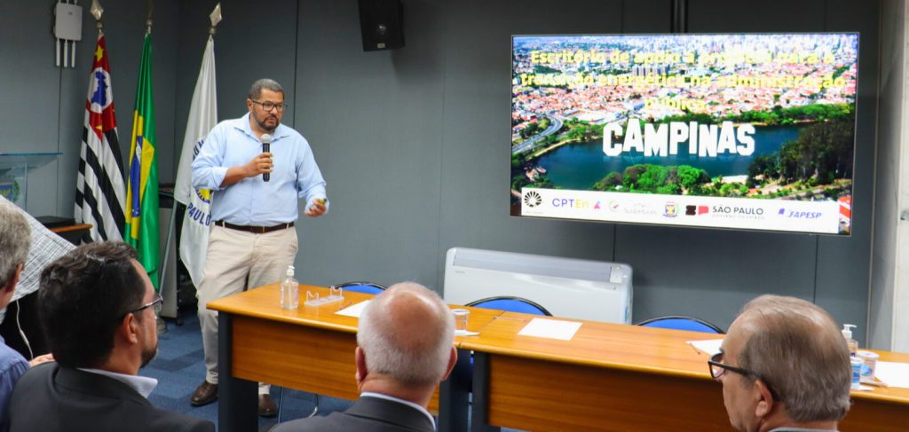 Luiz Carlos P. da Silva, coordenador do Campus Sustentável e diretor do CPTEn, falou também dos projetos que estão em andamento no Laboratório Vivo previstos no Plano Plurianual de Investimentos da Unicamp: 100% Led; Sustentabilidade do Ar; e Mais Fotovoltaico.